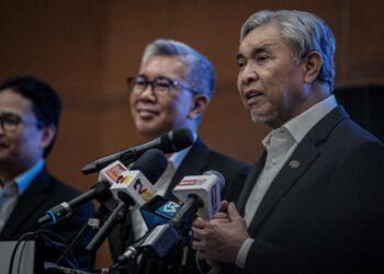 AHMAD Zahid Hamidi ketika sidang akhbar selepas Mesyuarat Jawatankuasa Majlis Pembangunan Industri Halal Bil.1/2024 di Sepang, Selangor. - UTUSAN/FAIZ ALIF ZUBIR