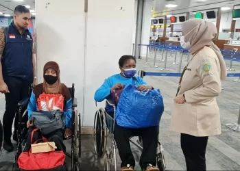 WARGA emas antara 216 warga Indonesia dari pusat tahanan imigresen Malaysia yang dihantar pulang ke tanah air semalam.-ANTARA