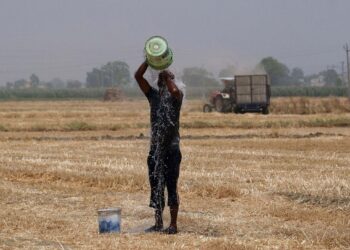 SEORANG petani di daerah Ludhiana Punjab cuba menyejukkan badan kerana cuaca panas.- AGENSI