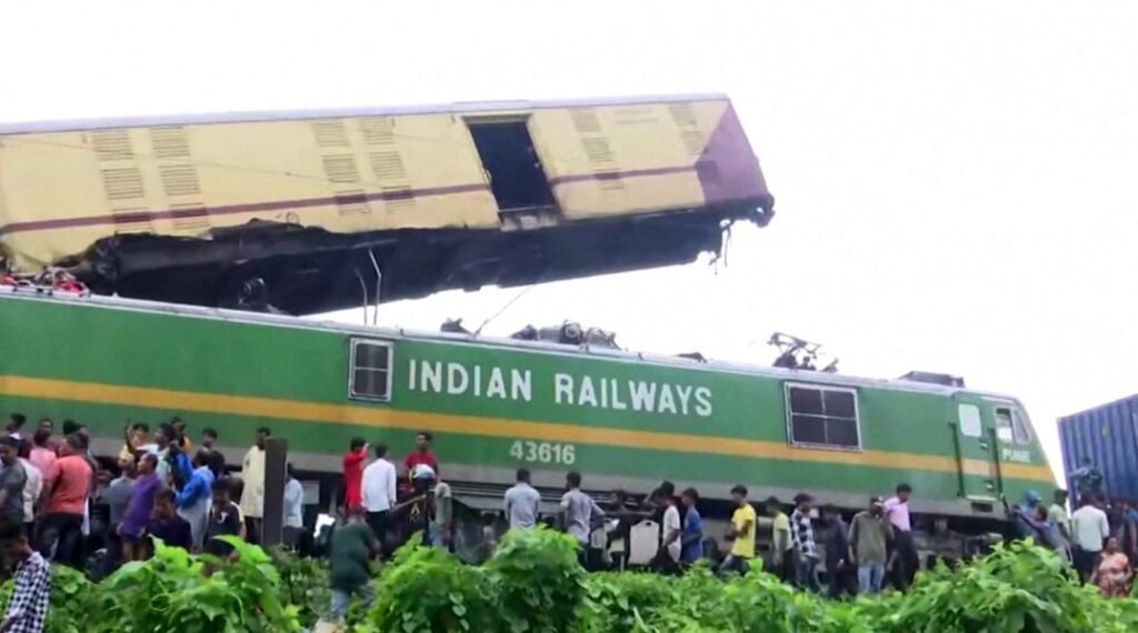 15 maut kereta api bertembung di India