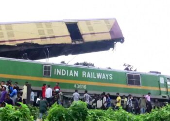 KERETA api Ekspress Kanchenjunga bertembung dengan sebuah kereta api barang, menyebabkan tiga gerabak penumpang tergelincir.- AGENSI