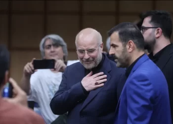 SPEAKER Parlimen Iran, Mohammad Bagher Ghalibaf menghadiri sidang akhbar selepas menghantar pencalonan untuk pilihan raya presiden di Kementerian Dalam Negeri, di Tehran.-REUTERS