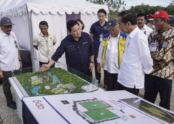 JOKOWI meninjau pembinaan pusat latihan Persatuan Bola Sepak Indonesia di Nusantara.- ANTARA Post