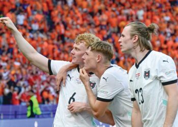 PEMAIN Austria merayakan kejayaan mereka menumpaskan Belanda 3-2 dalam aksi terakhir Kumpulan D Euro 2024, sekaligus mara ke pusingan 16 terbaik.-AFP