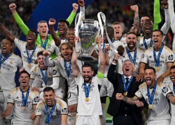 REAL Madrid menjulamg trofi Liga Juara-Juara selepas menumpaskan Borussia Dortmund 2-0 di Stadium Wembley, hari ini.- AFP