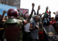 KUMPULAN penunjuk perasaan dikawal pihak polis sebelum demontrasi bertukar ganas di Nairobi, Kenya.- AGENSI