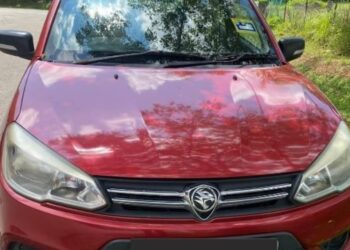 KERETA Proton Saga yang dipercayai digunakan oleh penjenayah untuk melakukan pecah masuk inap desa di Taman Bintang Ria,  Simpang Renggam, Johor pada Rabu baru-baru ini.