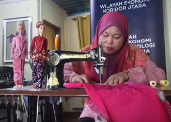 TEMPOH menyiapkan sulaman nyonya sekitar tiga hari atau lebih bergantung kepada motif dan corak sulaman. UTUSAN/IQBAL HAMDAN