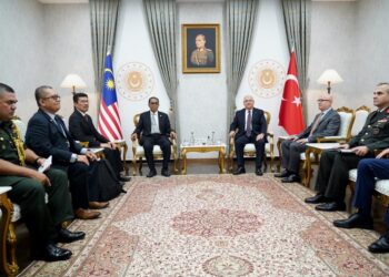 Mohamed Khaled Nordin dan delegasi Malaysia ketika mengadakan kunjungan hormat kepada Yasar Guler di Kementerian Pertahanan Nasional Turkiye (MoND) di Ankara semalam. - UTUSAN/FAUZI BAHARUDIN