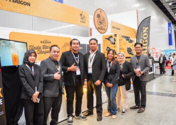 Asyraf Kamal (tengah) mempromosikan Kopi Saigon di Pameran dan Persidangan Francais Antarabangsa Malaysia 2024 di Pusat Konvensyen Kuala Lumpur baru baru ini.