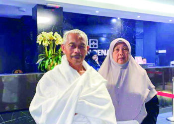 Pauziah Othman bersama suaminya, Mohd. Zahid Ismail ketika tiba 
di Mekah Selasa lalu.