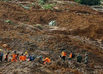 LAPAN pelarian Rohingya dan seorang warga Bangladesh tertimbus tanah runtuh di Cox's Bazar.- AGENSI