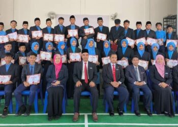 SEBAHAGIAN pelajar bergambar selepas menerima watikah pelantikan pemimpin muda di SMK Serada, Kuala Terengganu, baru-baru ini.