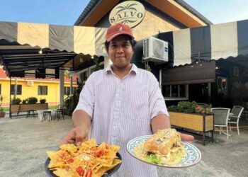SOFHIE Salim menunjukkan antara menu makanan yang menjadi pilihan pengunjung di Salvo Cafe, Kampung Belat Batu, Jalan Tambun Tulang, Arau, Perlis.