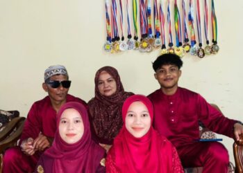 GAMBAR kenangan Muhammad Hazran Aime Helme (kanan) bersama ahli keluarganya pada Hari Raya Aidilfitri, baru-baru ini.