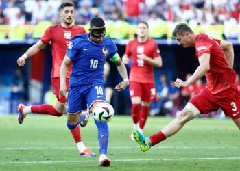 KYLIAN Mbappe yang bermain dengan memakai topeng dicabar pemain Poland, Pawel Dawidowicz pada perlawanan terakhir kedua-dua pasukan dalam Kumpulan D Euro 2024 di BVB Stadion,awal pagi tadi.-AFP