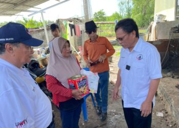 MOHD. Shafie Apdal mengunjungi rumah penduduk semasa program ziarah kasih di Kampung Kuala, Papar, Sabah, semalam.