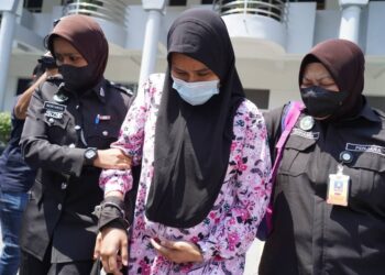 Siti Amiza Baharuddin tiba di Mahkamah Sesyen Bandar Baru Bangi bagi kes pelacuran. - UTUSAN/FAUZI BAHARUDIN