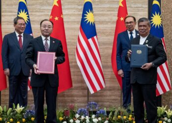 MOHAMAD Sabu memeterai protokol dengan Yu Jianhua, Menteri GACC disaksikan Anwar Ibrahim dan Li Qiang di Perdana Putra, Putrajaya. - GAMBAR PMO