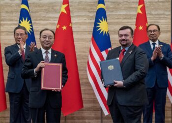 KERJASAMA jendela tunggal ini ditandatangani bersama Amir Hamzah Azizan dengan Yu Jianhua di Bangunan Perdana Putra, Putrajaya. - GAMBAR PEJABAT PERDANA MENTERI