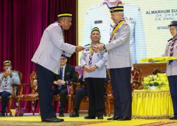 SULTAN Nazrin Muizzuddin Shah menyampaikan Bintang Semangat Rimba Perak kepada Exco Perak,  Khairudin Abu Hanipah pada istiadat penganugerahan Persekutuan Pengakap Malaysia di Ipoh hari ini. - UTUSAN/MUHAMAD NAZREEN SYAH MUSTHAFA