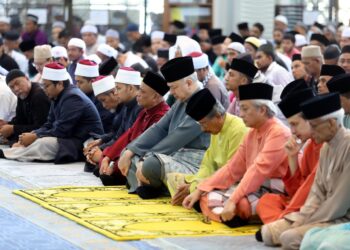 SULTAN Nazrin Muizzuddin Shah menunaikan solat sunat Aidiladha bersama rakyat di Masjid Sultan Azlan Shah di Ipoh hari ini. - UTUSAN