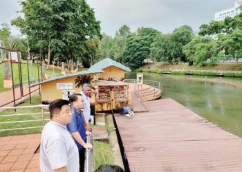 J. ARUL Kumar (tiga dari kiri) ketika meninjau keadaan kemudahan
di Taman Tasik Seremban, Negeri Sembilan, baru-baru ini.