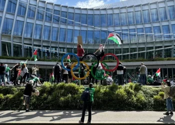 PENUNJUK perasaan berhimpun sambil memegang bendera Palestin di hadapan Jawatankuasa Olimpik Antarabangsa di Lausanne, Switzerland.- ANADOLU