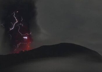 GUNUNG Ibu memuntahkan lahar merah, batu dan awan abu hari ini.- AGENSI