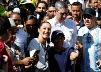 RAKYAT Mexico mengambil peluang bergambar dengan  Claudia Sheinbaum dalam satu acara yang dijalankan di Mexico City, semalam. -REUTERS