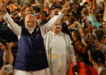 NARENDRA Modi memberi isyarat ketika dia tiba di ibu pejabat Parti Bharatiya Janata (BJP) di New Delhi, India semalam. -REUTERS