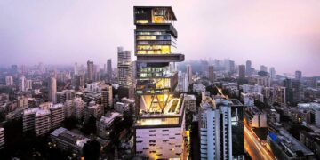 KEDIAMAN mewah setinggi 27 tingkat milik pasangan ini di Mumbai, India, antara hartanah termahal di dunia. – AGENSI