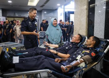 Dennis Lim Kwang Keng (kiri) bersama Dr .Tun Maizura Mohd Fathullah beramah mesra dengan anggota polis yang menderma darah dalam Program Derma Darah Sempena Sambutan Hari Polis ke-217 di Dewan Theatrette Bukit Aman, Kuala Lumpur, hari ini.-UTUSAN/ MUHAMAD IQBAL ROSLI