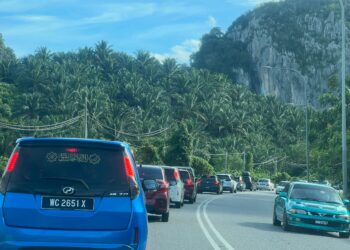 ALIRAN trafik perlahan di Jalan Gua Musang-Kuala Krai, Gua Musang, Kelantan. -UTUSAN/AIMUNI TUAN LAH.