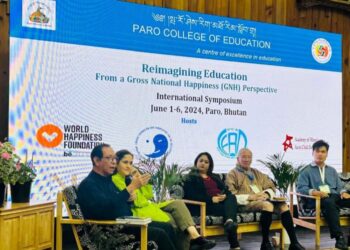 DZULKIFLI Abdul Razak (kiri) ketika berkongsi pandangan pada Simposium Antarabangsa dengan tema Reimagining Education - From Gross National (GNH) Perspective di Paro College of Education, Bhutan, minggu lalu.