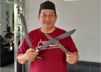 ZAINUDDIN Sarponing menunjukkan tiga bilah parang yang akan digunakan bagi menyembelih lembu pada Hari Raya Aidiladha 
di rumahnya di Kampung Puteri Menangis, Ayer Baloi, Pontian.