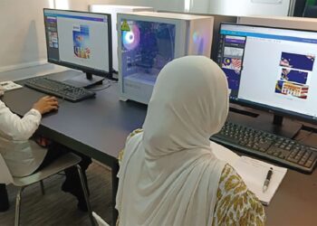 KEMUDAHAN komputer disediakan antaranya di RDC Pusat Komuniti Desa LayangLayang, Kluang, Johor.