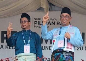 DR. JOOHARI Ariffin (kanan) bersama Abidin Ismail selepas kedua-duanya diumumkan sebagai calon yang akan bertanding pada PRK bagi kerusi DUN Sungai Bakap di Dewan Serbaguna Jawi, Nibong Tebal, Pulau Pinang, semalam. – MINGGUAN/IQBAL HAMDAN