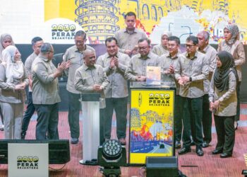 SAARANI Mohamad (depan, tiga dari kiri) melakukan gimik perasmian Majlis Pembentangan Laporan Kemajuan Tahun Kedua PS2030 di Dewan Merdeka Majlis Perbandaran Manjung, Seri Manjung, Perak, semalam.