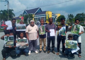 SEKUMPULAN masyarakat Orang Asli Kampung Kenang berkumpul di hadapan pejabat kerajaan negeri Perak selepas menghantar memorandum kepada Pejabat Menteri Besar Perak, di Ipoh hari ini.
