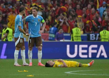 PENYERANG Belgium, Yannick Carrasco (kiri) bercakap dengan, Kevin De Bruyne ketika pertahanan, Oleksandr Tymchyk berehat di atas padang selepas perlawanan bola sepak UEFA Euro 2024 Kumpulan E antara Ukraine dan Belgium di Arena Stuttgart. - AFP