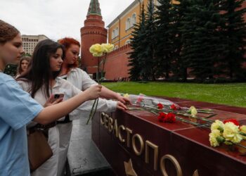 ORANG ramai meletakkan bunga sebagai penghormatan kepada mangsa serangan Ahad lalu, di tugu peringatan yang tertera Sevastopol di Moscow.- AGENSI