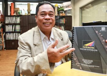 SAKRANI Shamsudin menunjukkan Profil Persatuan Teater Malaysia di pejabat persatuan tersebut di ibu negara baru-baru ini. – MINGGUAN/AFIQ RAZALI
