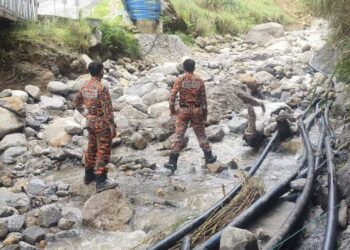 PEMANTAUAN yang dilakukan anggota bomba di Sungai Mesilau, Kundasang di Ranau -IHSAN BOMBA.