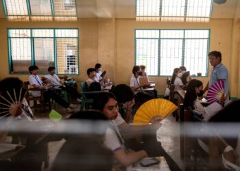 PELAJAR terpaksa menggunakan kipas tangan semasa menghadiri kelas di Sekolah Tinggi Komanwel, di Quezon City.- REUTERS