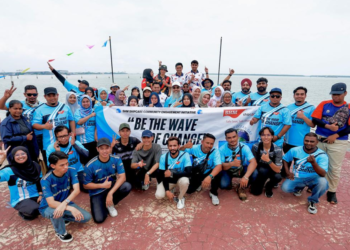 HUZEFA Zainuddin dan Roslin Ramli bersama para peserta program CSR “Be the wave of change” di Tanjung Harapan, Pelabuhan Klang, semalam.-UTUSAN/AFIQ RAZALI