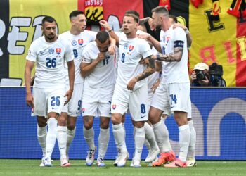 PENYERANG Slovakia, Ivan Schranz (kiri) meraikan kejayaannya menjaringkan gol bersama rakan-sepasukan ketika menewaskan Belgium 1-0 dalam aksi Kumpulan E Kejohanan Eropah (Euro) di Arena Frankfurt. - AFP