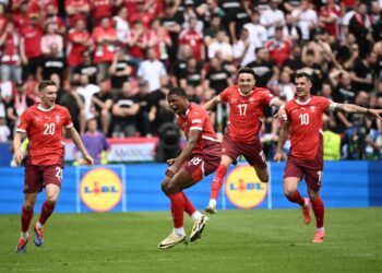 PENYERANG Switzerland, Kwadwo Duah (dua dari kiri) meraikan kejayaannya menjaringkan gol pertama pasukan bersama rakan sepasukan ketika menentang Hungary dalam aksi Kumpulan A Euro 2024 di Stadium Cologne. - AFP