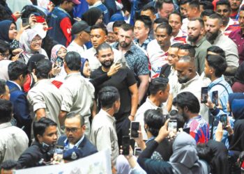 TUNKU MAHKOTA ISMAIL (tengah) berswafoto dengan orang ramai pada Program Johor Youth Meet-up di Kompleks Sukan Educity, Iskandar Puteri.