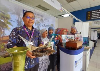 MOHD. Sazali Mohd. Yusop memegang model kapal diperbuat daripada logam dihasilkan oleh pelajar IKN di reruai Kementerian Pelancongan dan Kebudayaan pada Sambutan Hari TVET Negara 2024 di Institut Latihan Perindustrian Kuala Langat, Kuala Langat, Selangor.